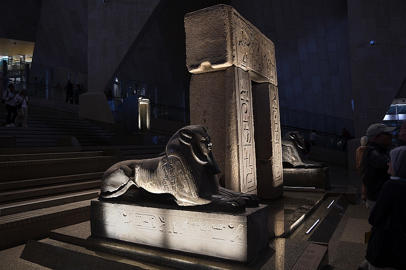 18 MAK_7045.jpg - Porta e architrave in granito risale al faraone Amenemhat I (... – 1964 a.C.).